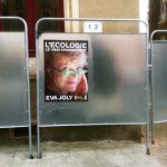 devant la mairie du Mans, l'affiche d'Éva Joly est la première à avoir été collée sur les panneaux officiels, dès le jeudi 5 avril